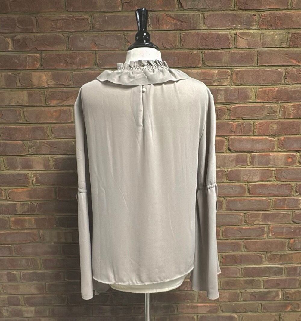 Banana Republic Women’s Ruffle Nexke Bell Sleeve Blouse Sz Medium NEW - Picture 4 of 6